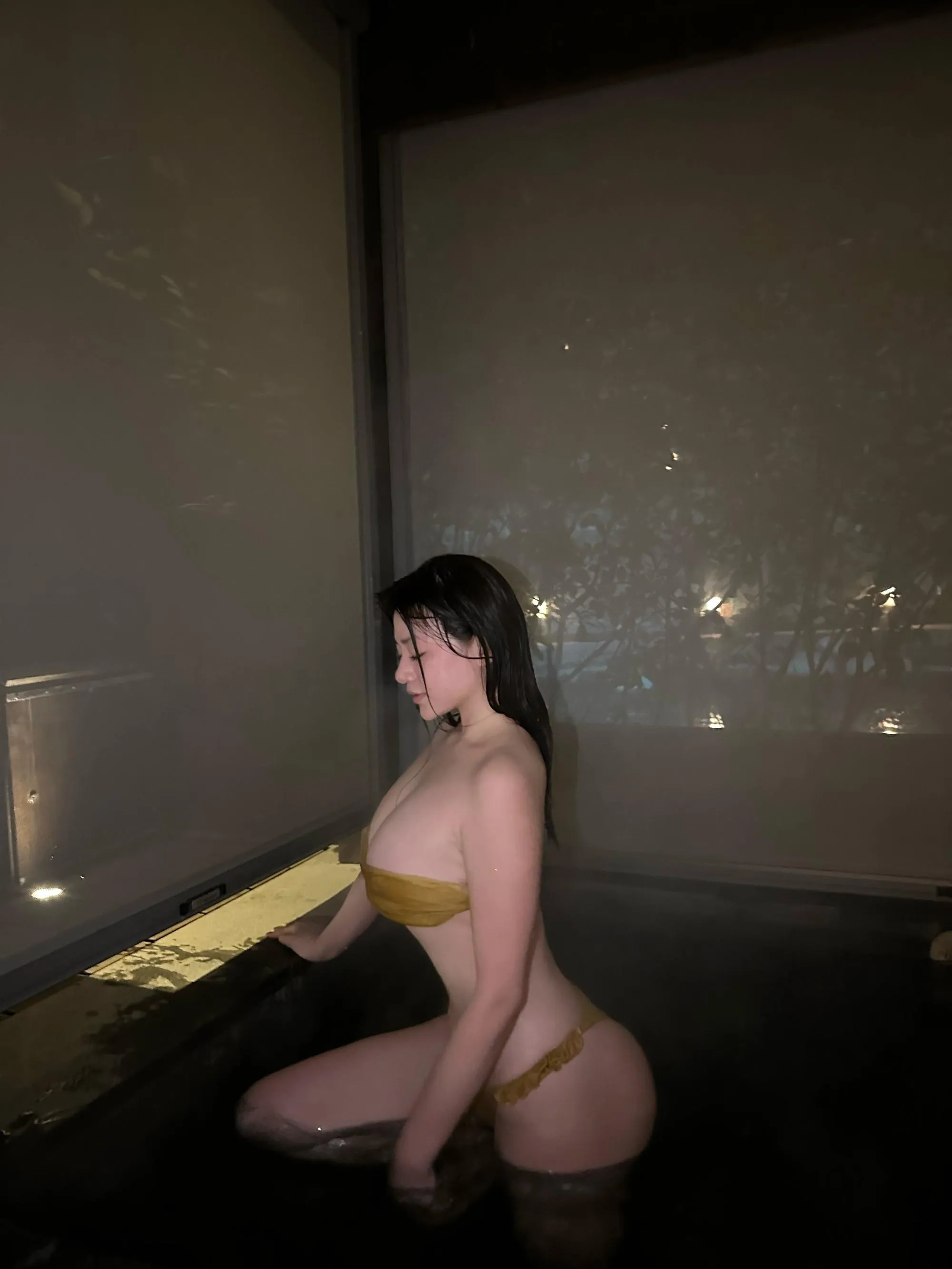 NO.008 奶宝妹纸 – 微密圈系列  夜晚的泳池 [24P]插图2